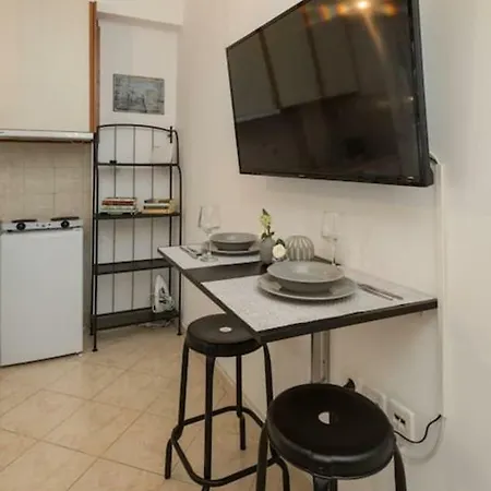 Apartment Studio! Fiber Wifi, Ac, Private, Self Check-in! *